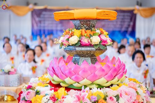 ภาพ No.91245:พิธีสมโภชพระประธาน "พระธรรมกาย" , พิธีเปิดไฟมงคลและเปิดไฟส่องสว่างรัศมีดวงธรรมพระประธาน "พระธรรมกาย" , พิธีทอดผ้าป่าภาคพื้น 19 วัดศูนย์สาขาภาคพื้นอเมริกา  และพิธีมุทิตาสักการะพระมหาเถระ พระเถระ ประจำปี 2566 วันอาทิตย์ที่ 15 ตุลาคม พ.ศ. 2566