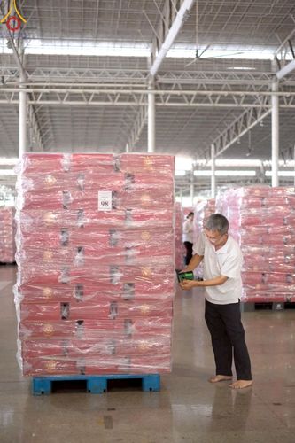 ภาพ No.214328:วันที่ 29 มีนาคม พ.ศ.2568 กิจกรรมใส่ถุงซิปกล่องไทยธรรม เพื่อรักษาความประณีตของกล่องไทยธรรม ในทุกสภาพอากาศ ณ บ้านแก้วเรือนทองคุณยาย วัดพระธรรมกาย