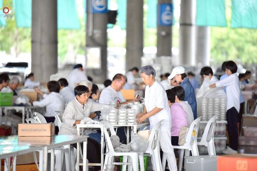 ภาพ No.239977:วันที่ 20-23 สิงหาคม พ.ศ. 2568 การเตรียมงานวันธรรมชัย ใส่ถ่านประทีป LED ที่วิหารคด 7 และ 25 วัดพระธรรมกาย