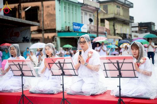 ภาพ No.226073:วันอาทิตย์ที่ 25 พฤษภาคม พ.ศ. 2568 พิธีตักบาตรพระ 1,000 รูปเมืองตรัง ครบรอบ 110 ปี เมืองทับเที่ยง ถวายเป็นพุทธบูชา ถวายเป็นพระราชกุศลแด่รัชกาลที่ 10 และอุทิศส่วนกุศลแด่อดีตเจ้าเมืองตรัง และบรรพบุรุษ ณ บริเวณหน้าศาลากลางจังหวัดตรัง ถนนพระราม 6