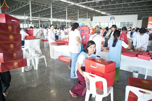 ภาพ No.210868:วันที่ 15 มีนาคม พ.ศ. 2568  บุญบรรจุกล่องไทยธรรม เพื่อถวายแด่พระสังฆาธิการ 40,000 กว่าวัดทั่วไทย ในวันคุ้มครองโลก 22 เมษายน พ.ศ. 2568