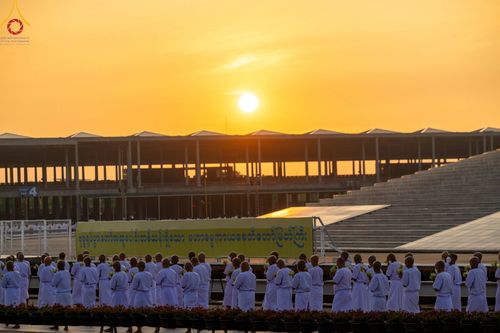 ภาพ No.101416:พิธีเวียนประทักษิณ, พิธีวันทาเจดีย์, พิธีขอขมาและมอบผ้าไตร ในโครงการอุปสมบทหมู่ รุ่นบูชาธรรมมหาปูชนียาจารย์ ณ วัดพระธรรมกาย ในวันที่ 9 ธันวาคม พ.ศ. 2566