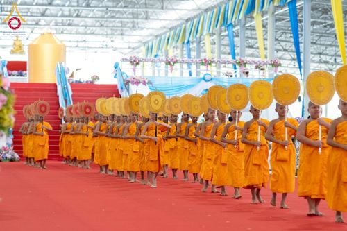 ภาพ No.237434:วันอาทิตย์ที่ 10 สิงหาคม พ.ศ.2568 พิธีมอบใบประกาศเกียรติคุณ โครงการสอบบาลี "ฉลองแชมป์" บูชาธรรม 80 ปี หลวงพ่อธัมมชโย ประจำปี 2568 และ พิธีมอบดวงแก้วสามเณรทรงบาลีไวยากรณ์ ณ สภาธรรมกายสากล วัดพระธรรมกาย ปทุมธานี