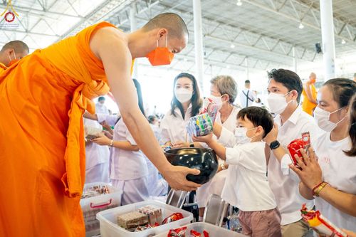 ภาพ No.86833:พิธีตักบาตร , พิธีบูชาข้าวพระ , พิธีจุดเทียนใจ ไฟนิรันดร์ อนันตชัย ในวันอาทิตย์ต้นเดือน 3 กันยายน พ.ศ. 2566 ณ วัดพระธรรมกาย