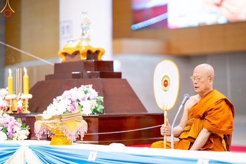 ภาพ No.146084:วันมหารำลึก ครั้งที่ 34 พิธีร่วมรำลึกถึงนักสร้างบารมีที่ล่วงลับไปแล้ว , พิธีสวดพระพุทธมนต์ ณ ห้องแก้วสารพัดนึก 1 วัดพระธรรมกาย วันเสาร์ที่ 27 กรกฎาคม พ.ศ. 2567