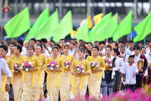 ภาพ No.143670:พิธีถวายผ้าไตร, สวดธรรมจักร, ปฏิบัติธรรม และฟังแสดงพระธรรมเทศนา ภาษาเมียนมา โดยมีสาธุชนชาวเมียนมากว่า 4,000 คน เข้าร่วมพิธี ณ มหารัตนวิหารคด วัดพระธรรมกาย วันอาทิตย์ที่ 7 กรกฎาคม พ.ศ. 2567