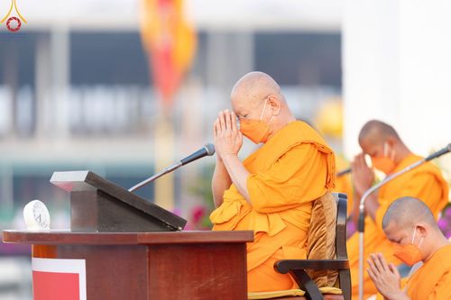 ภาพ No.105239:พิธีตักบาตรฉลองพระบวชใหม่ รุ่นบูชาธรรมมหาปูชนียาจารย์ และต้อนรับศักราชใหม่ วันจันทร์ที่ 1 มกราคม พ.ศ. 2567 ณ ลานธรรมพระมหาธรรมกายเจดีย์ วัดพระธรรมกาย