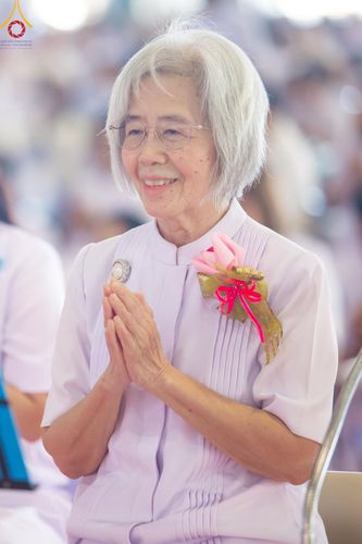 ภาพ No.221970:วันที่ 4 พฤษภาคม พ.ศ. 2568 พิธีตักบาตร เนื่องในวันอาทิตย์ต้นเดือน ณ บ้านแก้วเรือนทองคุณยายฯ วัดพระธรรมกาย