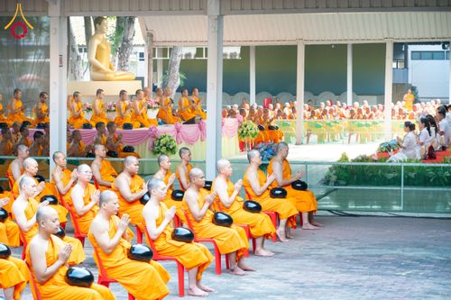 ภาพ No.61252:พิธีตักบาตรฉลองพระใหม่ รุ่นบูชาธรรมโครงการ 1-2 โครงการบรรพชาอุปสมบทหมู่ธรรมทายาท บูชาธรรมหลวงพ่อธัมมชโย 80 ปี ณ โถงช้างสำนักงานใหญ่ วัดพระธรรมกาย วันที่ 20 เมษายน พ.ศ. 2567