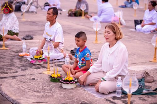 ภาพ No.266097:วันพุธที่ 5 พฤศจิกายน พ.ศ. 2568 (วันพระ ขึ้น 15 ค่ำ เดือน 12) พิธีจุดประทีปโคมลาน, โคมลอย และลอยกระทง ถวายประทีปเป็นพุทธบูชา สร้างความสว่างไสวให้กับแผ่นดินด้วยแสงธรรม ณ พุทธอุทยานนานาชาติ จังหวัดหนองคาย