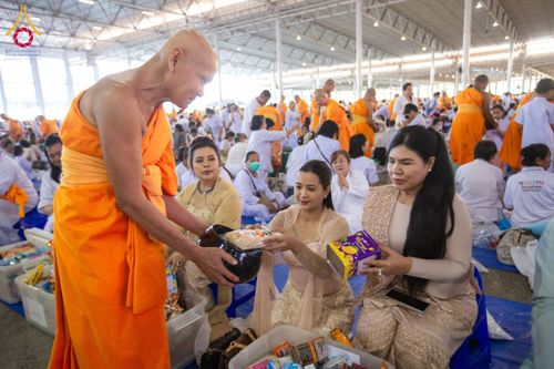 ภาพ No.209326:วันอาทิตย์ที่ 2 มีนาคม พ.ศ. 2568 พิธีตักบาตร ข้าวสารอาหารแห้ง ณ บ้านแก้วเรือนทองคุณยายฯ สภาธรรมกายสากล วัดพระธรรมกาย