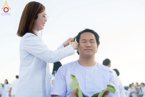 ภาพ No.274744:วันอาทิตย์ที่ 30 พฤศจิกายน พ.ศ. 2568 พิธีปลงผม โครงการอุปสมบทบูชาธรรมมหาปูชนียาจารย์ ปี 2568 ณ ลานธรรมพระมหาธรรมกายเจดีย์ ฝั่งทิศตะวันตก ระหว่างวิหารคดหมายเลข 8 และ 9 วัดพระธรรมกาย