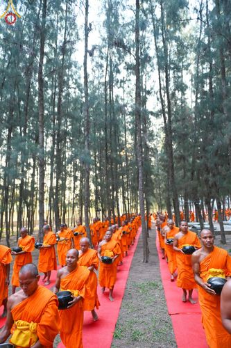 ภาพ No.190215:พิธีตักบาตรพระธรรมยาตรา ณ อนุสรณ์สถานลำดับที่ 1 สถานที่เกิดด้วยรูปกายเนื้อ อนุสรณ์สถานมหาวิหารพระมงคลเทพมุนี (โลตัสแลนด์) อ.สองพี่น้อง จ.สุพรรณบุรี ในโครงการธรรมยาตรา กตัญญูบูชา มหาปูชนียาจารย์ พระมงคลเทพมุนี(สด จนฺทสโร) พระผู้ปราบมาร อนุสรณ์สถาน 7 แห่ง 