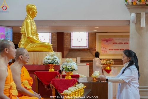 ภาพ No.161385:วัดพระธรรมกายลอนดอน สหราชอาณาจักร จัดงานบุญ น้อมถวายเป็นพุทธบูชา และบูชาธรรมเนื่องในวาระ 140 ปี วันคล้ายวันเกิดด้วยรูปกายเนื้อของ พระมงคลเทพมุนี (สด จนฺทสโร) พระผู้ปราบมาร ในวันที่ 10 ตุลาคม พ.ศ. 2567