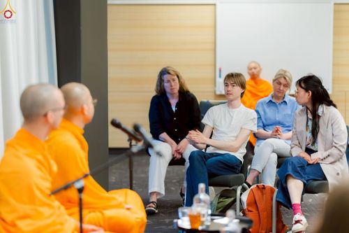 ภาพ No.229349:วันที่ 15 มิถุนายน พ.ศ. 2568 Meditation wisdom talks 2025 โดย พระอาจารย์ไมเคิล วีรธมฺโม และ พระอาจารย์นิค สนฺตจิตฺโต โดยมีผู้เข้าร่วมโครงการ เป็นชาวสวีเดนและชาวยุโรป จำนวน 30 ท่าน  ณ โรงแรม Radissonblu waterfront กรุงสตอกโฮล์ม ประเทศสวีเดน