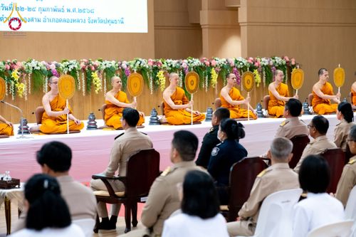 ภาพ No.209027:พระบาทสมเด็จพระเจ้าอยู่หัว ทรงมีพระราชศรัทธาทรงพระกรุณาโปรดเกล้าฯ ให้บำเพ็ญพระราชกุศลถวายภัตตาหารพระราชทาน การสอบบาลีสนามหลวง ณ วัดพระธรรมกาย ย อ.คลองหลวง จ.ปทุมธานี วันที่ 23-24 กุมภาพันธ์ พ.ศ. 2568
