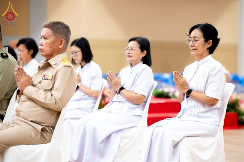 ภาพ No.208779:พระบาทสมเด็จพระเจ้าอยู่หัวทรงพระกรุณาโปรดเกล้าฯ พระราชทานภัตตาหารพระราชทาน แด่พระภิกษุ สามเณร ในการสอบบาลีสนามหลวง ณ วัดพระธรรมกาย วันที่ 22 กุมภาพันธ์ พ.ศ. 2568 ณ วัดพระธรรมกาย อำเภอคลองหลวง จังหวัดปทุมธานี