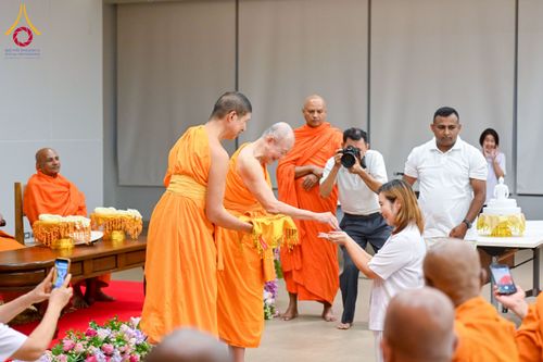 ภาพ No.223032:วันที่ 24 เมษายน พ.ศ. 2568 หลวงพ่อทัตตชีโวต้อนรับคณะสงฆ์ศรีลังกา ณ อาคาร 100 ปี คุณยายมหารัตนอุบาสิกาจันทร์ ขนนกยูง วัดพระธรรมกาย