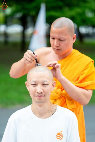 ภาพ No.143874:พิธีตัดปอยผม โครงการอุปสมบทหมู่ พระธรรมทายาทนานาชาติ (ภาษาจีน) รุ่นที่ 19 วันอาทิตย์ที่ 7 กรกฎาคม พ.ศ. 2567 ณ สนามหญ้า หน้าบ้านแก้วอาสาสมัคร วัดพระธรรมกาย