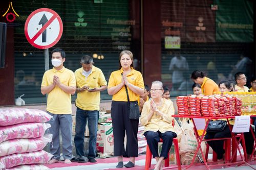 ภาพ No.180283:พิธีทำบุญตักบาตร ข้าวสารอาหารแห้ง แด่คณะสงฆ์ 99 รูป เนื่องในวันพ่อแห่งชาติ ปีที่ 50 ณ ศูนย์การค้าตลาดรังสิต ซ.รังสิต-ปทุมธานี 5 วันที่ 5 ธันวาคม พ.ศ. 2567