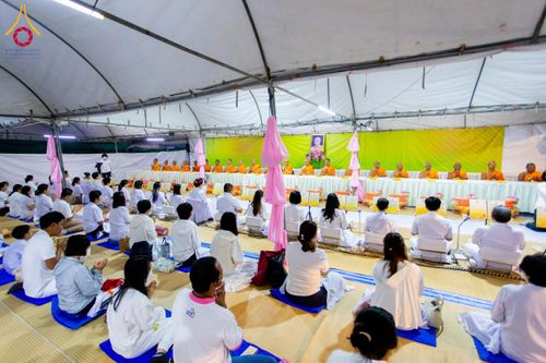 ภาพ No.201427:พิธีถวายภัตตาหารเป็นสังฆทาน แด่พระธรรมยาตรา ณ อนุสรณ์สถานบางปลา วัดบางปลา อำเภอบางเลน จังหวัดนครปฐม ในโครงการธรรมยาตรา กตัญญูบูชา มหาปูชนียาจารย์ พระมงคลเทพมุนี(สด จนฺทสโร) พระผู้ปราบมาร อนุสรณ์สถาน 7 แห่ง ปีที่ 13 วันที่ 25 มกราคม พ.ศ. 2568