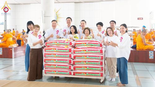 ภาพ No.268300:วันที่ 8 พฤศจิกายน พ.ศ. 2568 พิธีถวายภัตตาหารเมนูสวรรค์ เพื่อการบรรลุธรรม ณ หอฉันคุณยายอาจารย์ฯ วัดพระธรรมกาย