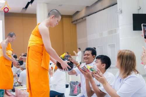 ภาพ No.60770:พิธีตักบาตรพระภิกษุสามเณร ธรรมทายาทระดับอุดมศึกษา วันเสาร์ที่ 20 เมษายน พ.ศ. 2567 ณ ห้องปฎิบัติธรรม ชั้นลอย มหารัตนวิหารคด 13 วัดพระธรรมกาย จ.ปทุมธานี