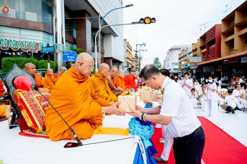 ภาพ No.237054:วันอาทิตย์ที่ 10 สิงหาคม พ.ศ. 2568 มหาสังฆทานครั้งยิ่งใหญ่ ตักบาตรพระ 10,000 รูป ถ.นิพัทธ์อุทิศ 3 ใจกลางนครหาดใหญ่ จ.สงขลา (ชุดที่ 2)