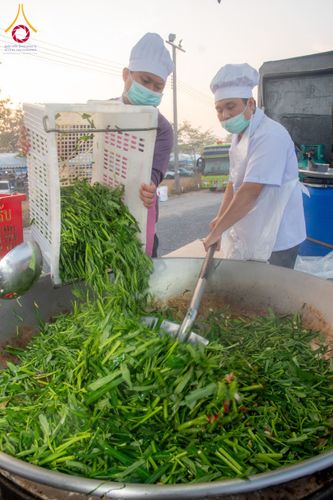 ภาพ No.200863:พิธีถวายภัตตาหารเป็นสังฆทาน แด่พระธรรมยาตรา ณ อนุสรณ์สถานบางปลา วัดบางปลา อำเภอบางเลน จังหวัดนครปฐม ในโครงการธรรมยาตรา กตัญญูบูชา มหาปูชนียาจารย์ พระมงคลเทพมุนี(สด จนฺทสโร) พระผู้ปราบมาร อนุสรณ์สถาน 7 แห่ง ปีที่ 13 วันที่ 24 มกราคม พ.ศ. 2568