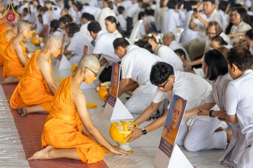 ภาพ No.62553:พิธีถวายบาตรเเละไทยธรรม ในโครงการอุปสมบทหมู่ บูชาธรรมหลวงพ่อธัมมชโย พ.ศ.2567 ณ ลานธรรม พระมหาธรรมกายเจดีย์ วันที่ 13 เมษายน พ.ศ.2567