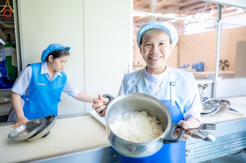 ภาพ No.168677:พิธีถวายภัตตาหารเมนูสวรรค์ ณ หอฉันคุณยายอาจารย์ วัดพระธรรมกาย ในวันเสาร์ที่ 9 พฤศจิกายน พ.ศ. 2567