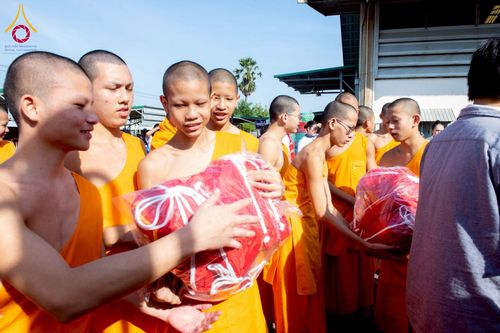 ภาพ No.273670:วันที่ 27 พฤศจิกายน พ.ศ. 2568 คณะศิษยานุศิษย์วัดพระธรรมกาย มูลนิธิธรรมกาย มอบอาหารและสิ่งของความช่วยเหลือให้พี่น้องชาวใต้ ผู้ประสบอุทกภัยน้ำท่วม