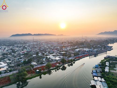 ภาพ No.101813:ตักบาตรพระ 10,000 รูป เติมบุญให้แผ่นดิน เนื่องในโอกาส 192 ปี จังหวัดกาญจนบุรี หนึ่งในโครงการตักบาตรพระ 2,000,000 รูป  77 จังหวัดทุกวัดทั่วไทย วันจันทร์ที่ 11 ธันวาคม พ.ศ. 2566 บริเวณถนนสองแคว (SKY WALK) เมืองกาญจนบุรี