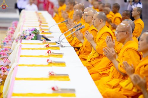 ภาพ No.188508:พิธีถวายภัตตาหารเป็นสังฆทาน แด่พระธรรมยาตรา ในโครงการธรรมยาตรา กตัญญูบูชา มหาปูชนียาจารย์ พระมงคลเทพมุนี(สด จนฺทสโร) พระผู้ปราบมาร อนุสรณ์สถาน 7 แห่ง ปีที่ 13 ณ สภาธรรมกายสากล วัดพระธรรมกาย วันที่ 3 มกราคม พ.ศ. 2568