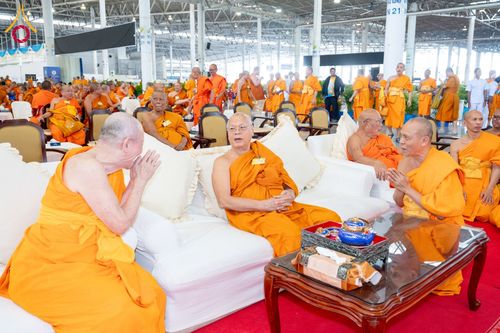 ภาพ No.185246:พิธีถวายมหาสังฆทาน 1,000 วัด ในวาระอายุวัฒนมงคล 84 ปี หลวงพ่อทัตตชีโว วันอาทิตย์ที่ 22 ธันวาคม พ.ศ. 2567 ณ สภาธรรมกายสากล วัดพระธรรมกาย