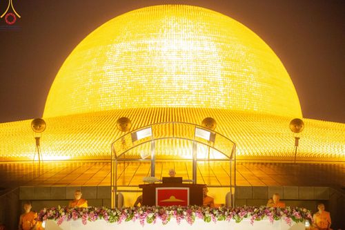 ภาพ No.279229:พิธีจุดวิสาขประทีป พิธีเวียนประทักษิณ ในวันวิสาขบูชา พุธที่ 22 พฤษภาคม พ.ศ. 2567 ( วันพระขึ้น 15 ค่ำ เดือน 6 ) ณ ลานธรรม พระมหาธรรมกายเจดีย์ วัดพระธรรมกาย จ.ปทุมธานี