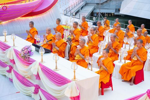 ภาพ No.190102:พิธีจุดประทีปถวายเป็นพุทธบูชา และบูชาธรรมมหาปูชนียาจารย์ ณ อนุสรณ์สถานมหาวิหารพระมงคลเทพมุนี (โลตัสแลนด์) อ.สองพี่น้อง จ.สุพรรณบุรี ในโครงการธรรมยาตรา กตัญญูบูชา มหาปูชนียาจารย์ พระมงคลเทพมุนี(สด จนฺทสโร) พระผู้ปราบมาร อนุสรณ์สถาน 7 แห่ง ปีที่ 13