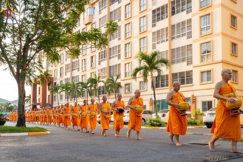 ภาพ No.136039:พระธรรมทายาท โครงการบวชพระนานาชาติ AEC & WAB ผู้บริหารรุ่นที่ 2 บิณฑบาต ณ หอฉันคุณยายอาจารย์ฯ เมืองแก้วมณี หมู่บ้านแก้วพุทธรักษา วันที่ 28 เมษายน พ.ศ. 2567