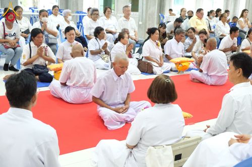 ภาพ No.277923:พิธีตัดปอยผมและปลงผมนาคธรรมทายาท พิธีขอขมาผู้ปกครอง ณ ศูนย์อบรมเยาวชนนครปฐม จ.นครปฐม และพิธีมอบบาตร ผ้าไตร นาคธรรมทายาท พิธีบรรพชา อุปสมบทหมู่ ณ วัดลาดหญ้าไทร จ.นครปฐม