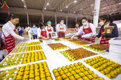 ภาพ No.203190:พิธีถวายภัตตาหารเป็นสังฆทาน แด่พระธรรมยาตรา ณ วัดพระธรรมกาย ตำบลคลองสาม อำเภอคลองหลวง จังหวัดปทุมธานี ในโครงการธรรมยาตรา กตัญญูบูชา มหาปูชนียาจารย์ พระมงคลเทพมุนี(สด จนฺทสโร) พระผู้ปราบมาร อนุสรณ์สถาน 7 แห่ง ปีที่ 13 วันที่ 29 มกราคม พ.ศ. 2568