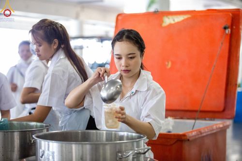 ภาพ No.58813:V.40 ภัตตาหารพระหมื่นวัด เราจัดให้ การปฏิบัติงานของเจ้าหน้าที่และอาสาสมัคร เพื่อรับบุญในการถวายภัตตาหาร แด่คณะสงฆ์ 10,000 กว่าวัดทั่วประเทศ ที่มาร่วมงานวันคุ้มครองโลก จันทร์ที่ 22 เมษายน พ.ศ. 2567 ณ วัดพระธรรมกาย