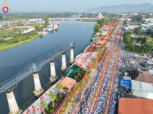 ภาพ No.101760:ตักบาตรพระ 10,000 รูป เติมบุญให้แผ่นดิน เนื่องในโอกาส 192 ปี จังหวัดกาญจนบุรี หนึ่งในโครงการตักบาตรพระ 2,000,000 รูป  77 จังหวัดทุกวัดทั่วไทย วันจันทร์ที่ 11 ธันวาคม พ.ศ. 2566 บริเวณถนนสองแคว (SKY WALK) เมืองกาญจนบุรี