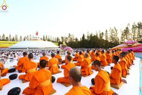 ภาพ No.192952:พิธีตักบาตรพระธรรมยาตรา ณ อนุสรณ์สถานคลองบางนางแท่น อ.สามพราน จ.นครปฐม ในโครงการธรรมยาตรา กตัญญูบูชา มหาปูชนียาจารย์ พระมงคลเทพมุนี(สด จนฺทสโร) พระผู้ปราบมาร อนุสรณ์สถาน 7 แห่ง ปีที่ 13 วันที่ 11 มกราคม พ.ศ.2568