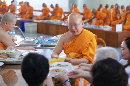 ภาพ No.91545:พิธีบุพเปตพลี ครั้งที่ 142 ร่วมอุทิศบุญแด่หมู่ญาติที่ล่วงลับไปแล้ว และสืบทอดอายุพระพุทธศาสนา วันอาทิตย์ที่ 29 ตุลาคม พ.ศ. 2566 (วันพระขึ้น 15 ค่ำ เดือน 11) ณ หอฉันคุณยายอาจารย์ฯ วัดพระธรรมกาย