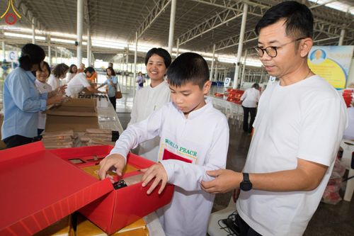 ภาพ No.212251:วันพุธที่ 19 มีนาคม พ.ศ. 2568 การบรรจุไทยธรรมลงกล่องสำเร็จ 43,500 กล่อง เพื่อถวายแด่พระสังฆาธิการ 40,000 กว่าวัดทั่วไทย ในวันคุ้มครองโลก 22 เมษายน พ.ศ. 2568 ณ บ้านแก้วเรือนทองคุณยายฯ วัดพระธรรมกาย