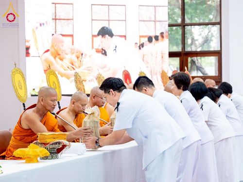 ภาพ No.276010:วันที่ 5 ธันวาคม พ.ศ. 2568 พสกนิกรอำเภอคลองหลวง พร้อมใจบำเพ็ญกุศลอุทิศถวาย “ในหลวงรัชกาลที่ 9” น้อมรำลึกในพระมหากรุณาธิคุณ เนื่องในวันคล้ายวันพระบรมราชสมภพ วันชาติ และวันพ่อแห่งชาติ ณ อาคารปลูกศรัทธา 2 วัดพระธรรมกาย อำเภอคลองหลวง จังหวัดปทุมธานี