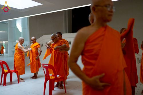 ภาพ No.244779:วันเสาร์ที่ 6 กันยายน พ.ศ. 2568 พิธีถวายบาตร บรรพชา อุปสมบทของนาคธรรมทายาท โครงการอุปสมบทหมู่บูชาธรรมครบรอบ 108 ปี  วันครูผู้ค้นพบวิชชาธรรมกาย ณ โบสถ์พระไตรปิฎก วัดพระธรรมกาย