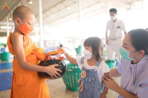 ภาพ No.80820:พิธีตักบาตร , พิธีบูชาข้าวพระในวันอาทิตย์ต้นเดือน วันที่ 7 พฤษภาคม พ.ศ. 2566 ณ วัดพระธรรมกาย