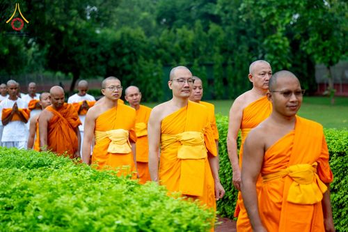 ภาพ No.231037:วันที่ 1 กรกฎาคม พ.ศ. 2568 โครงการบรรพชาสามเณร 300 รูป ถวายเป็นพุทธบูชา  วันอาสาฬหบูชา ณ จุดกำเนิดพระรัตนตรัย  ต้นแหล่งธัมมจักกัปปวัตตนสูตร เมืองพาราณสี  สารนาถ ประเทศอินเดีย