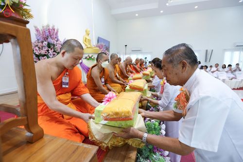 ภาพ No.107300:พิธีเจริญพระพุทธมนต์ ปฏิบัติธรรม มอบทุนการศึกษา ถวายสังฆทาน 140 วัด ณ ศุนย์ปฏิบัติธรรมพระมงคลเทพมุนี อ.สองพี่น้อง จ.สุพรรณบุรี วันเสาร์ที่ 6 มกราคม พ.ศ. 2567
